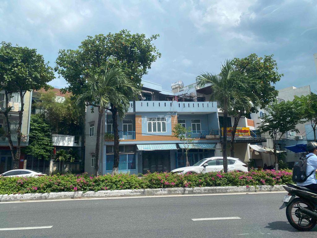 Bán nhà mặt tiền lớn.