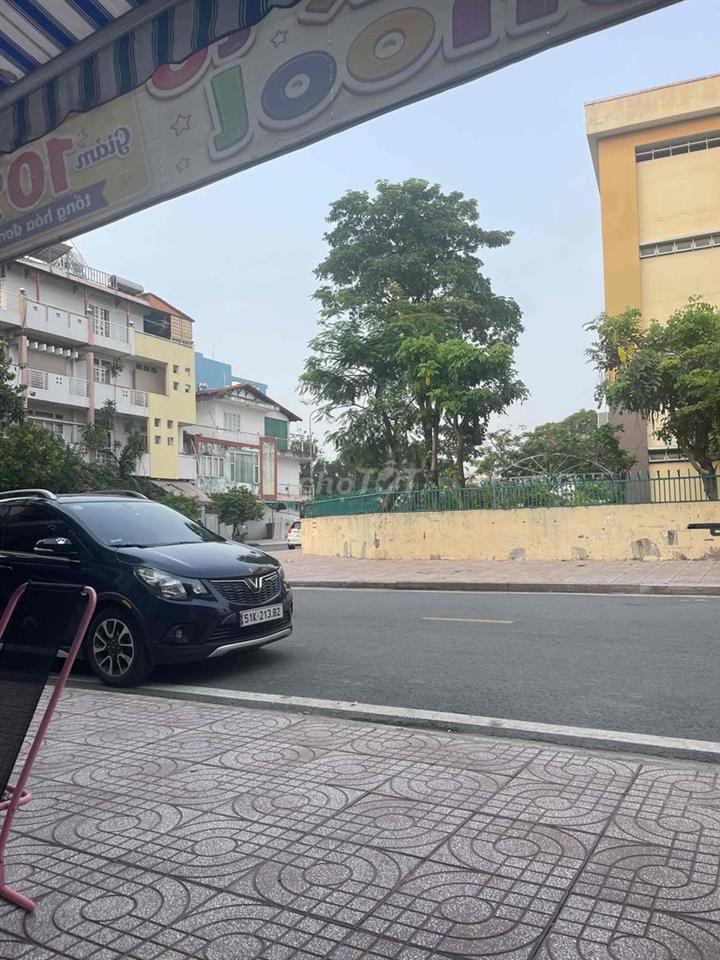 Cho thuê vỉa hè mặt bằng đối diện trường học