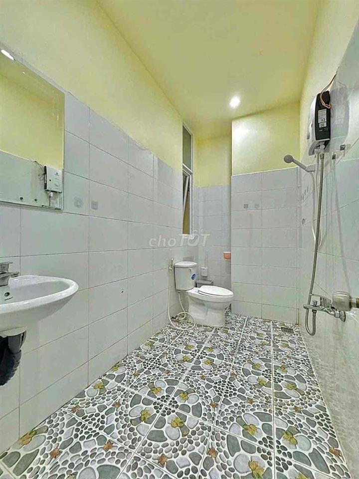cần pass phòng gấp hợp đồng còn 5 tháng