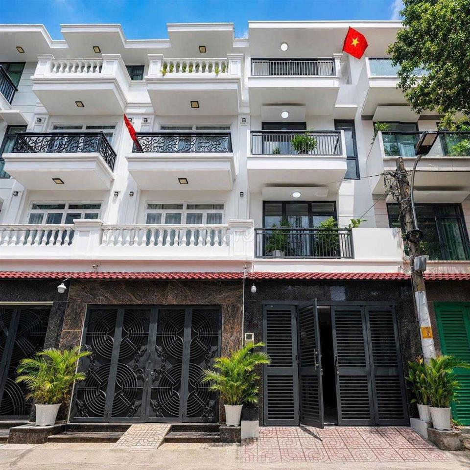 NHÀ 4 TẦNG SÁT QUẬN 7 - ÔTÔ 7 CHỖ NGỦ TRONG NHÀ,CHI