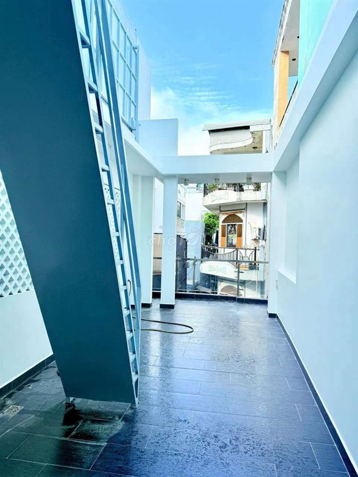Nhà mặt tiền đường xe hơi tận cửa nhà 