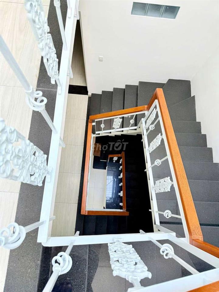 Nhà mặt tiền đường xe hơi tận cửa nhà 