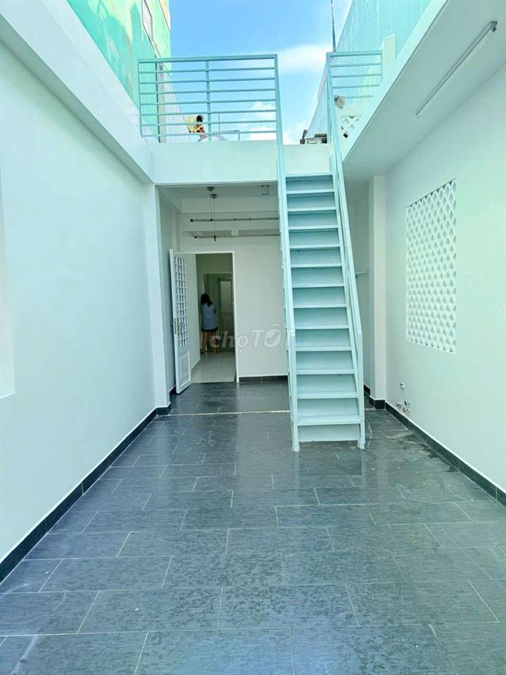 Nhà mặt tiền đường xe hơi tận cửa nhà 