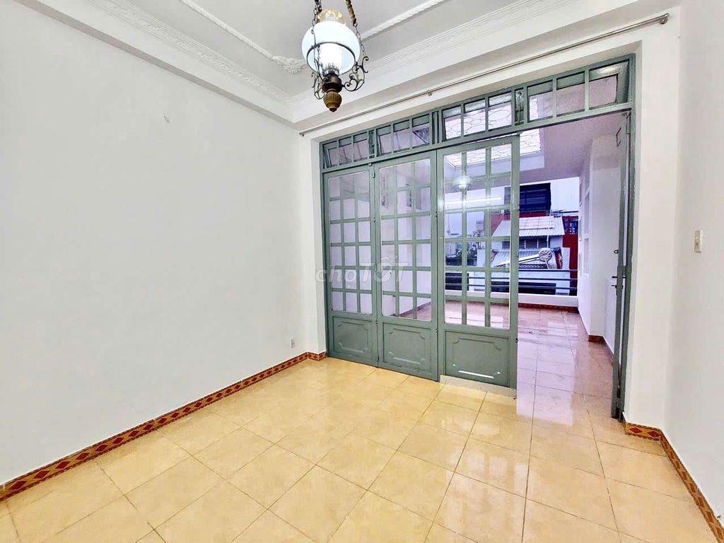 Cần bán gấp nhà xe hơi tận cửa.