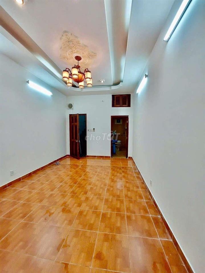 Cần bán gấp nhà xe hơi tận cửa.