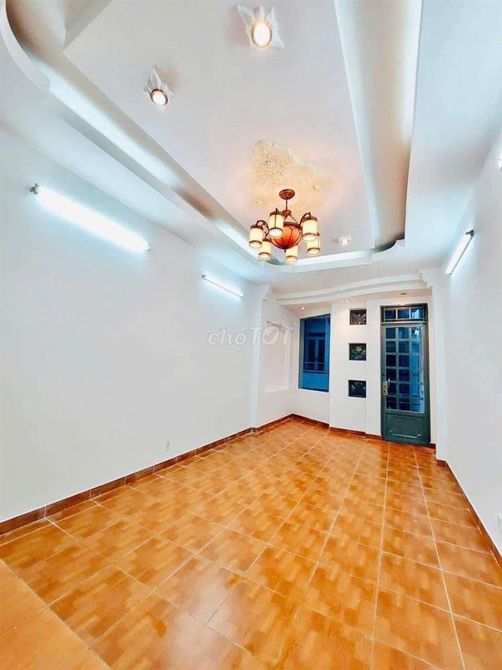 Cần bán gấp nhà xe hơi tận cửa.