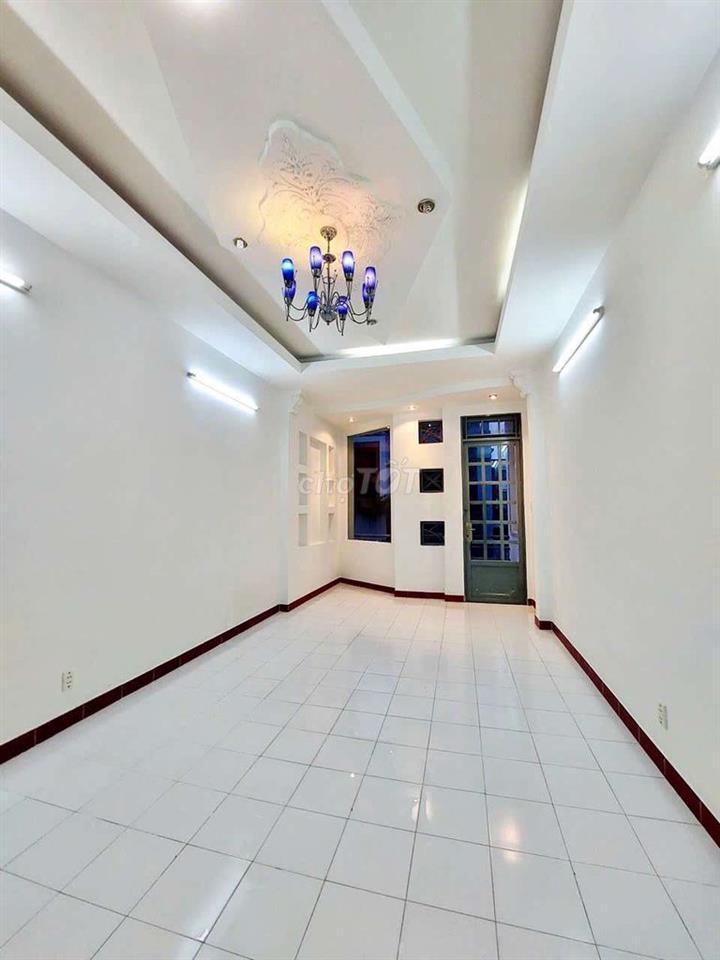 Cần bán gấp nhà xe hơi tận cửa.
