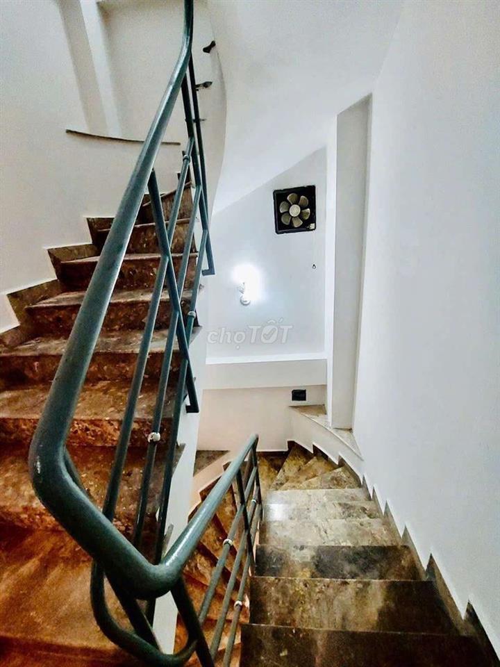 Cần bán gấp nhà xe hơi tận cửa.
