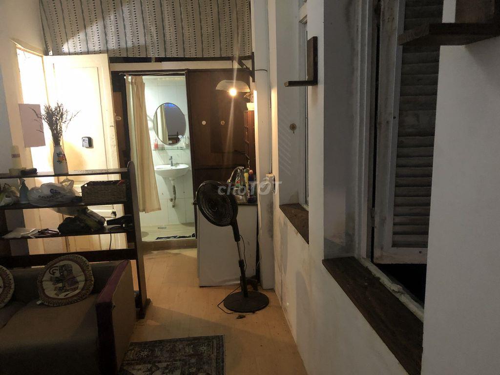 Nhà Nhỏ Quận 1, Đẹp, Đủ trang thiết bị. Cách Nhà Thờ Đức Bà 300m.