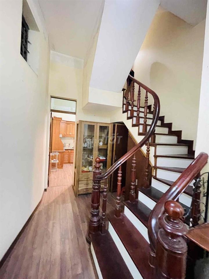 Cho thuê nhà Nguyên Căn Nguyễn Văn Cừ, 55m2, 3 tầng