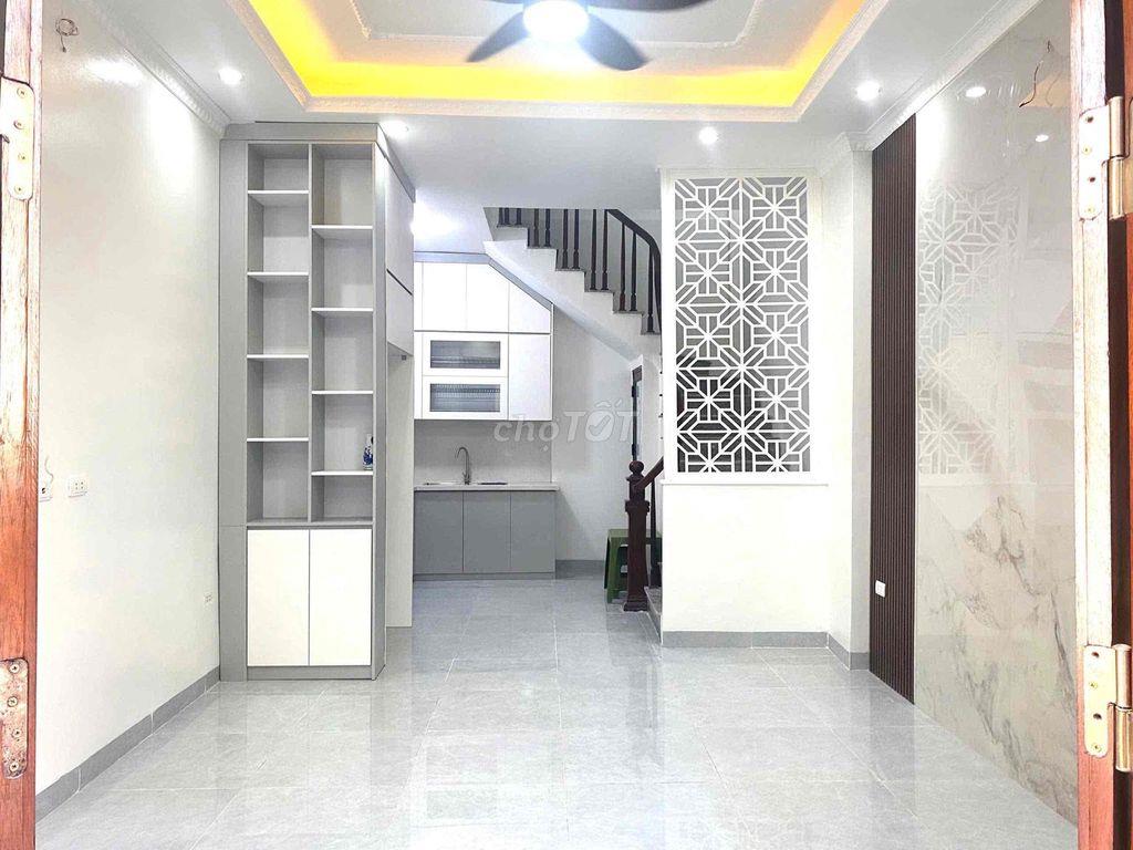 Cho thuê nhà Phố Trạm, ô tô vào nhà, gần cầu Vĩnh Tuy, Aeon Long Biên