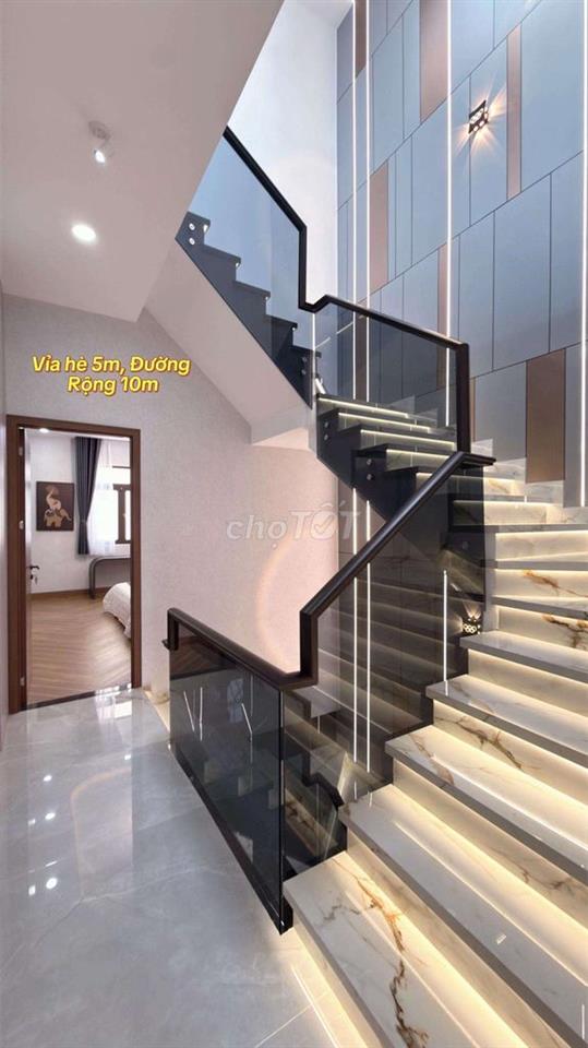 Nhà mới xây cần bán mặt tiền DT741 gần Cổng Xanh