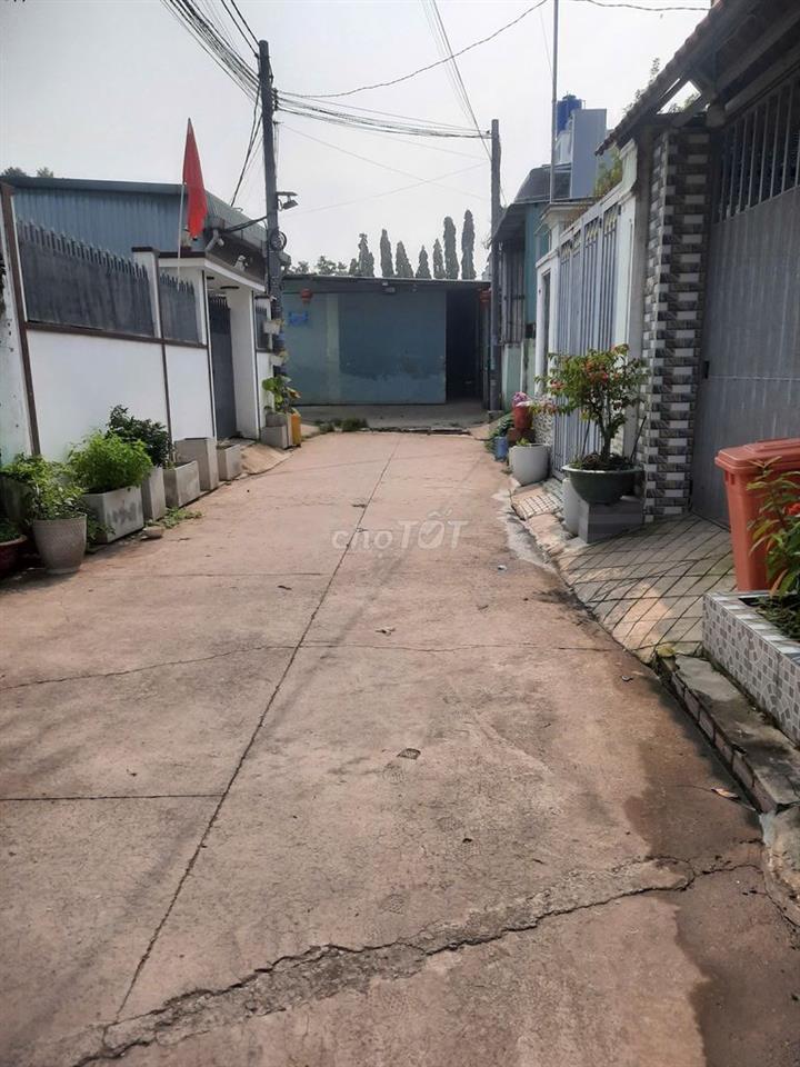 NHÀ GẦN CHỢ TRƯỜNG HỌC, NHÀ THỜ, HẺM XE HƠI, 2 LẦU,  CÁCH XE BUS 400M 