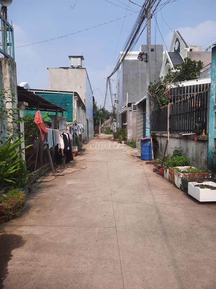 NHÀ GẦN CHỢ TRƯỜNG HỌC, NHÀ THỜ, HẺM XE HƠI, 2 LẦU,  CÁCH XE BUS 400M 