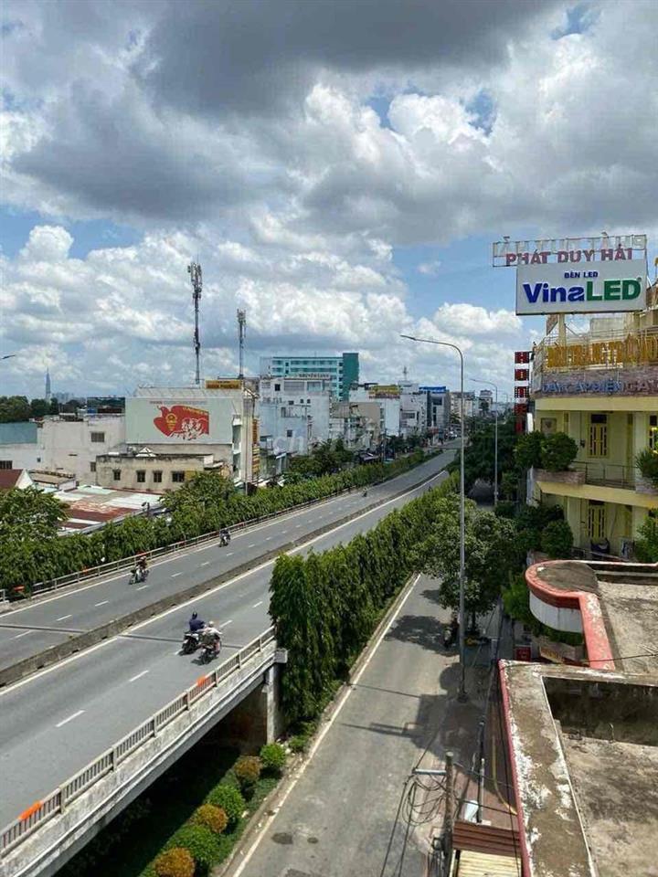 Nhà mặt tiền hà huy giáp dưới chân cầu ngã tư ga có cầu thang máy