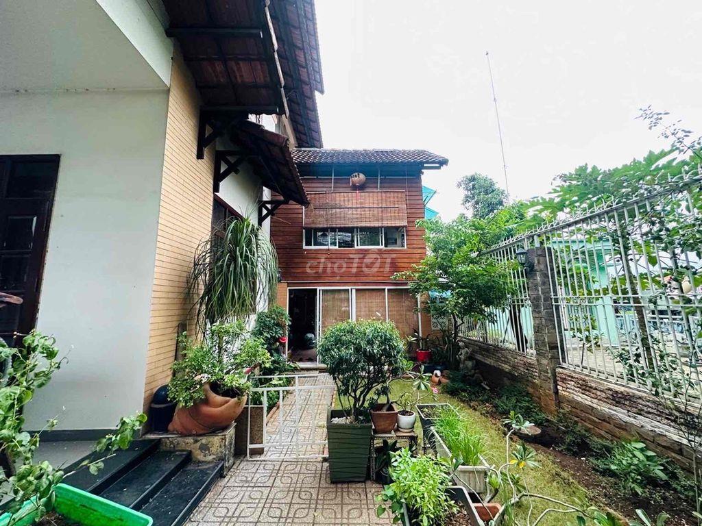 BIỆT THỰ - 204m2 - XE HƠI TRÁNH - HOÀN CÔNG