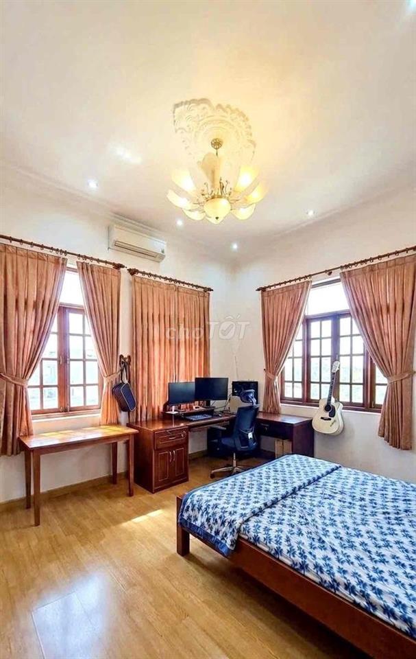BIỆT THỰ - 204m2 - XE HƠI TRÁNH - HOÀN CÔNG
