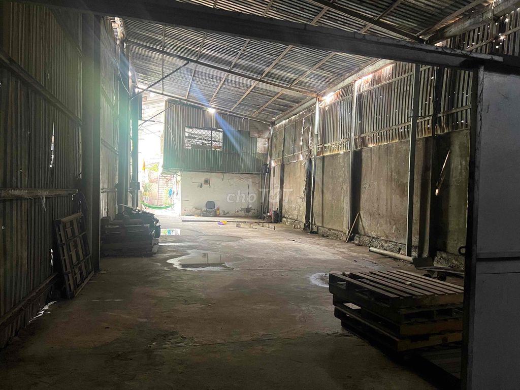 CHO THUÊ KHO XƯỞNG 400M2 NGAY LÀNG ĐẠI HỌC CÓ ĐIỆN 3 PHA