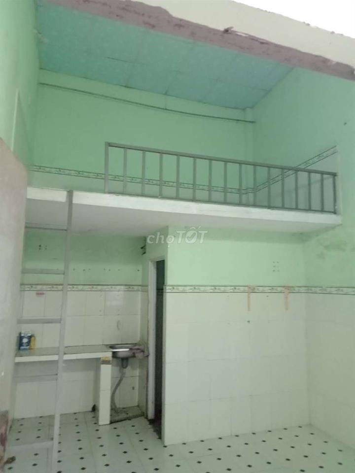 Phòng trọ nằm trong hẻm an ninh, hai bên là vườn cây sạch sẽ, mát mẻ.