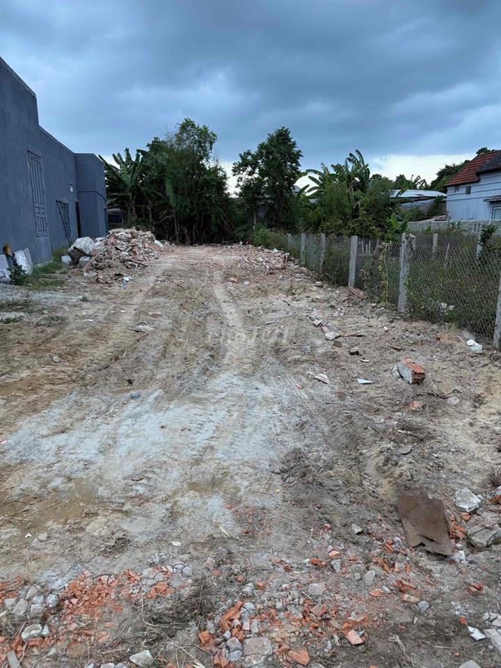 cần bán nhanh lô đất sát chợ La Thọ. cách đường 33 khoảng 2km