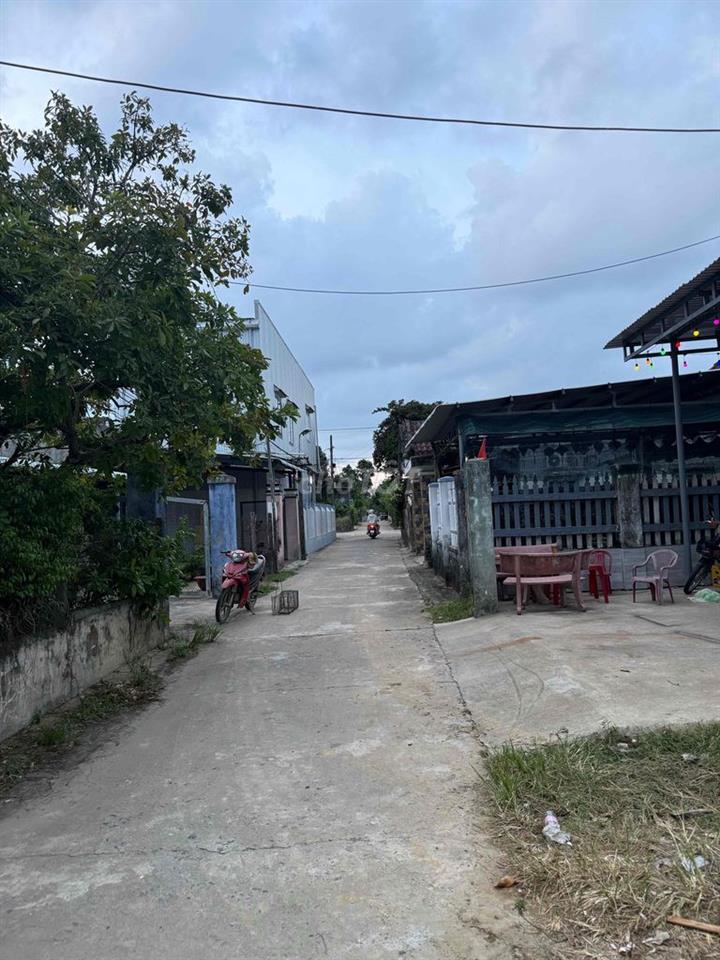 cần bán nhanh lô đất sát chợ La Thọ. cách đường 33 khoảng 2km