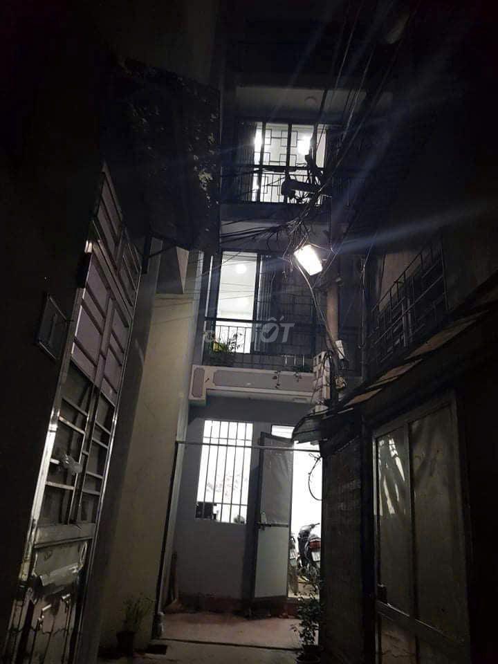 Cho thuê nhà 3,5 tầng x 31m