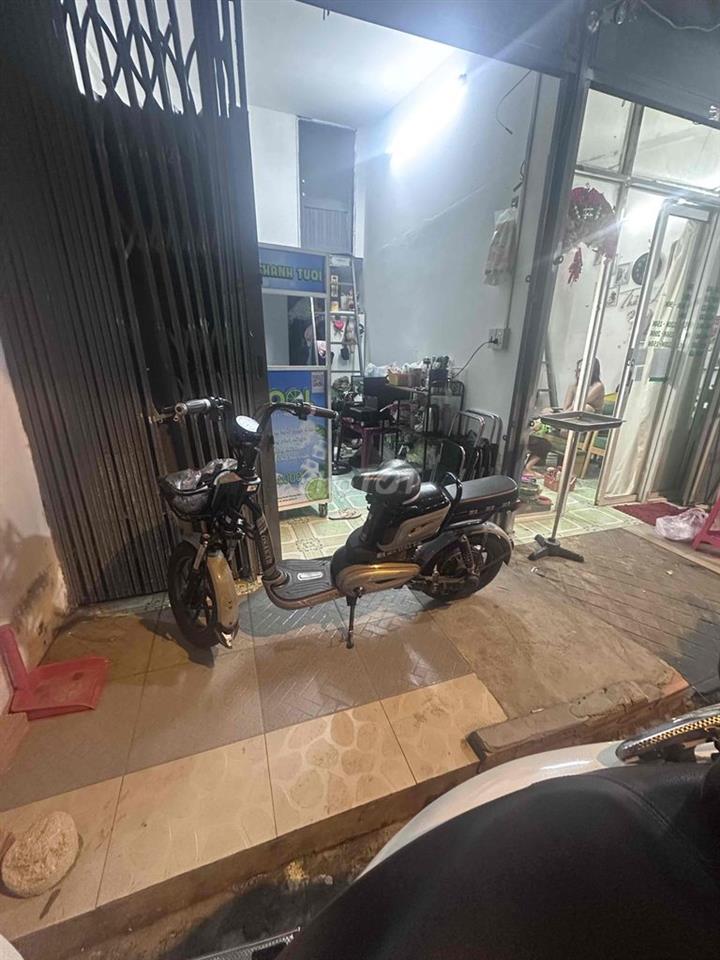 cần sang nhượng lại mặt bằng kinh doanh đc,gần trường học,gần chợ..