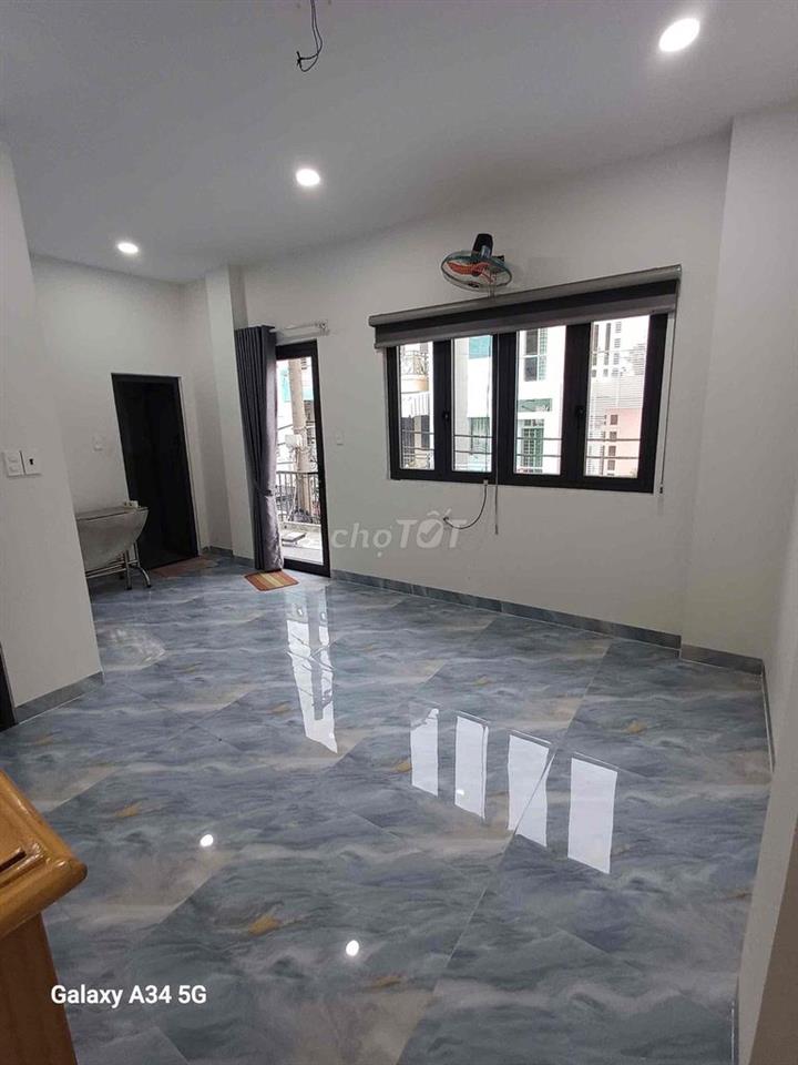 Cho thuê Phòng ban cong rộng lớn