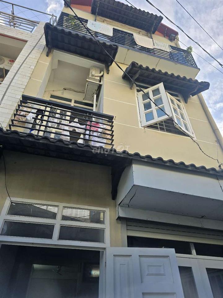 Nhà hẻm an ninh, nhiều phòng ngủ, thích hợp gia đình.