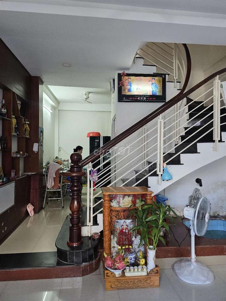 Nhà hẻm an ninh, nhiều phòng ngủ, thích hợp gia đình.