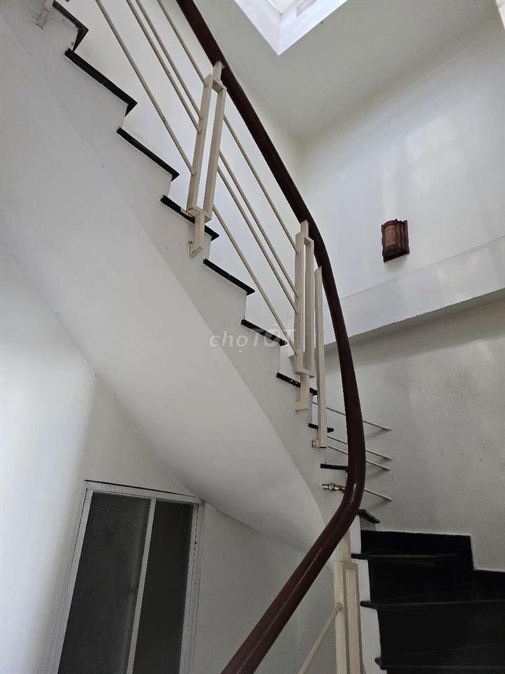 Nhà hẻm an ninh, nhiều phòng ngủ, thích hợp gia đình.