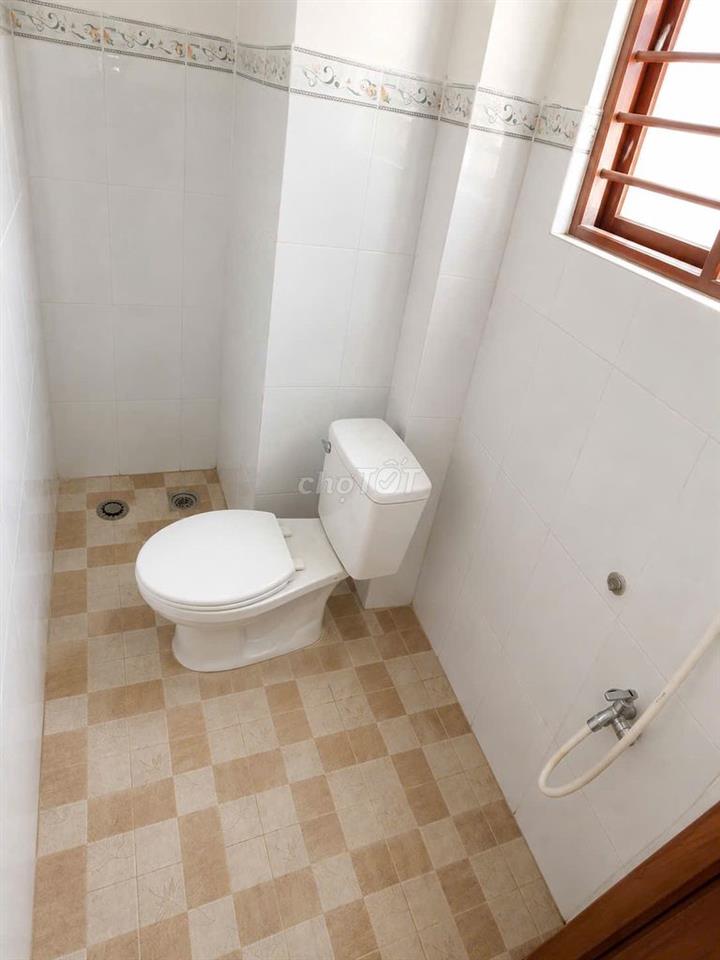 Điện 3.500/kw, nước 15.000/m3, rác 25.000/phòng, wifi 50.000/tháng
