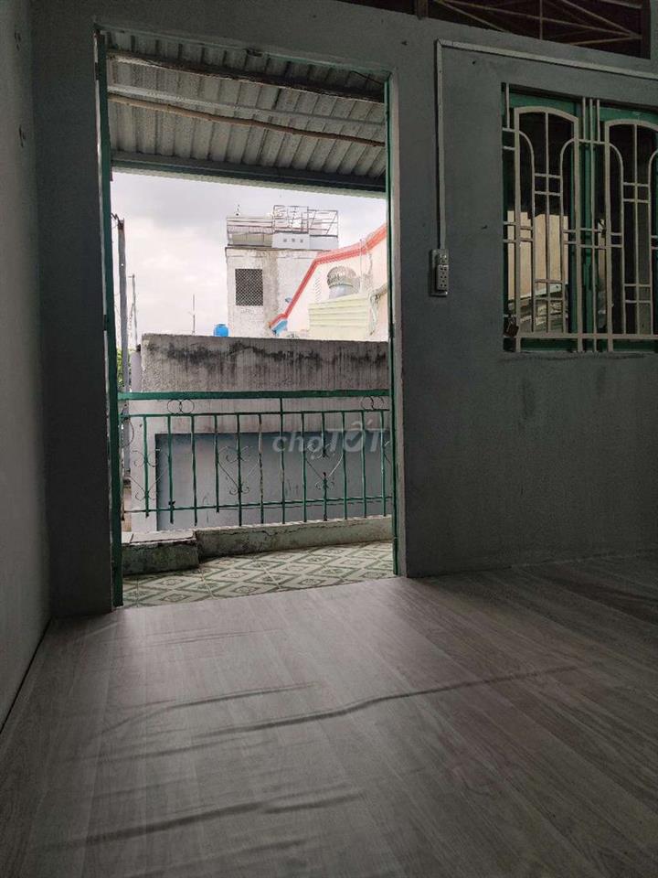 Phòng ban công gần đại học ngân hàng