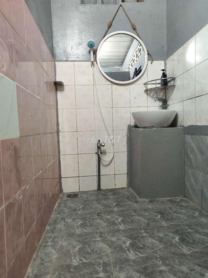 Phòng ban công gần đại học ngân hàng