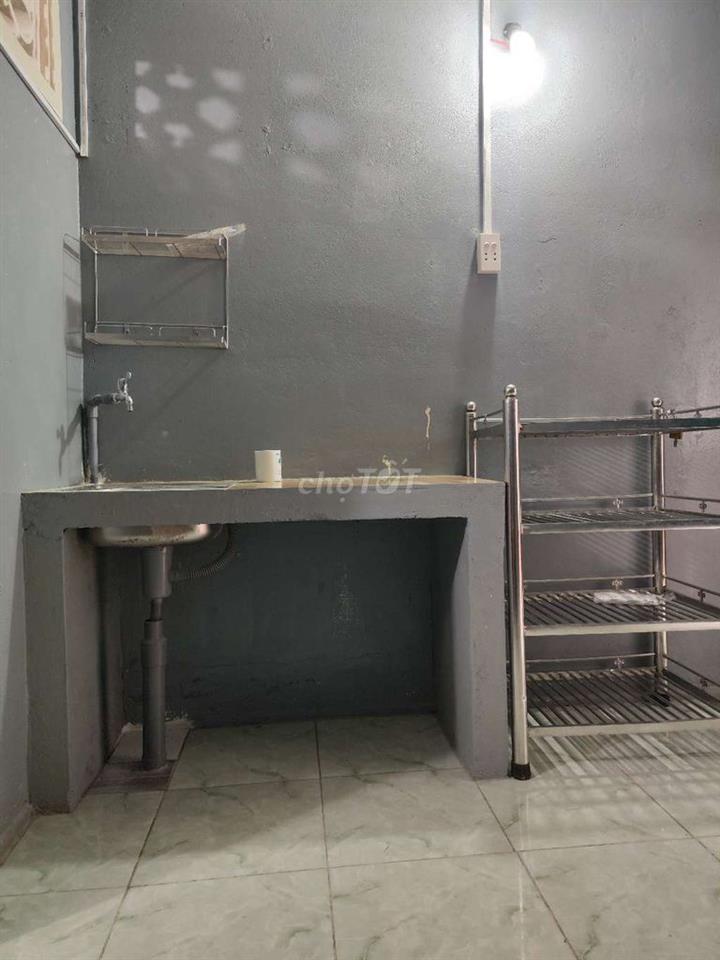 Phòng ban công gần đại học ngân hàng