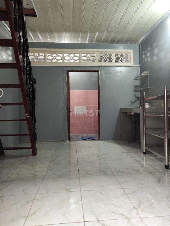 Phòng ban công gần đại học ngân hàng