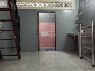 Phòng ban công gần đại học ngân hàng