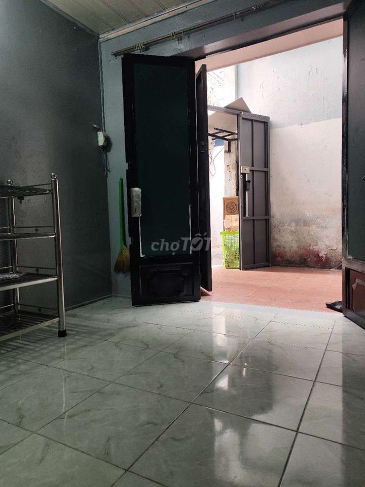 Phòng ban công gần đại học ngân hàng