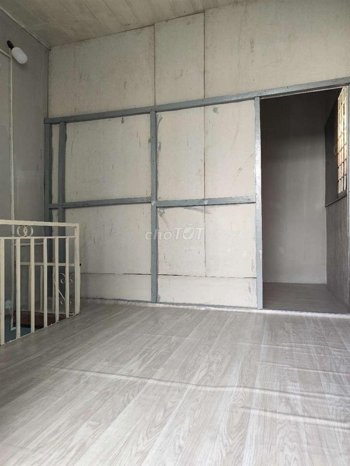 Phòng ban công gần đại học ngân hàng