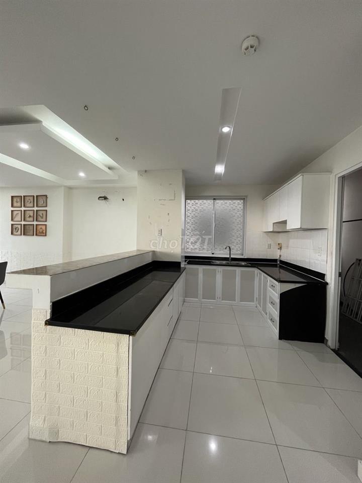 Chính chủ cho thuê căn hộ 138m2 3pn 3wc tầng cao view thoáng giá tốt
