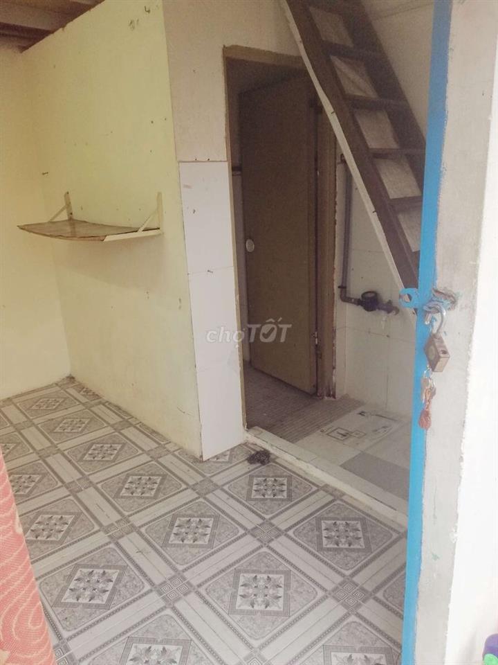 phòng trống tại ngã tư bốn xã, trên cao, thuận tiện di chuyển