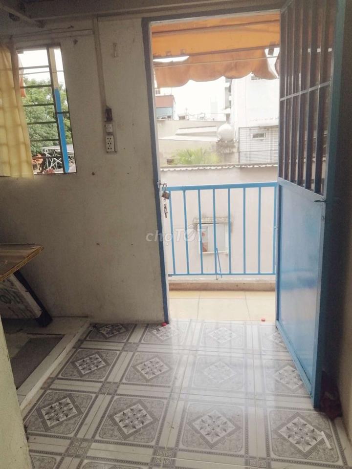 phòng trống tại ngã tư bốn xã, trên cao, thuận tiện di chuyển