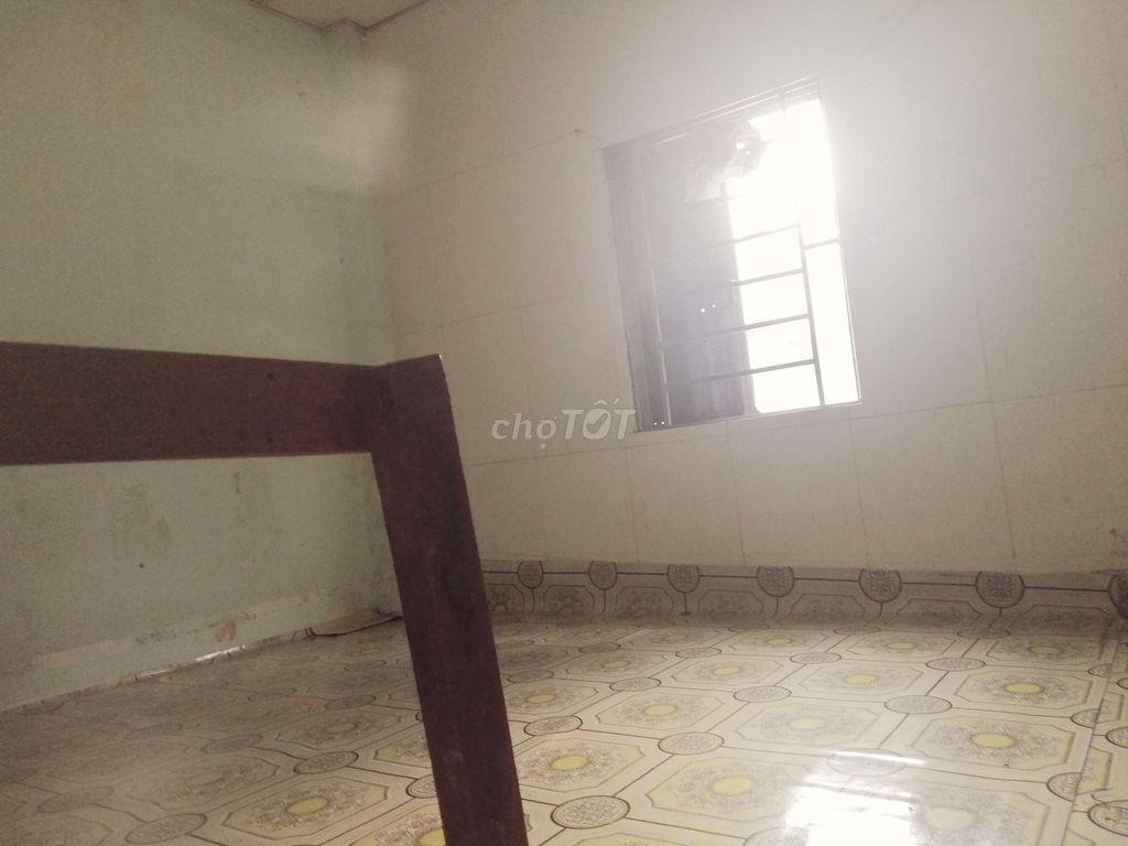 phòng trống tại ngã tư bốn xã, trên cao, thuận tiện di chuyển