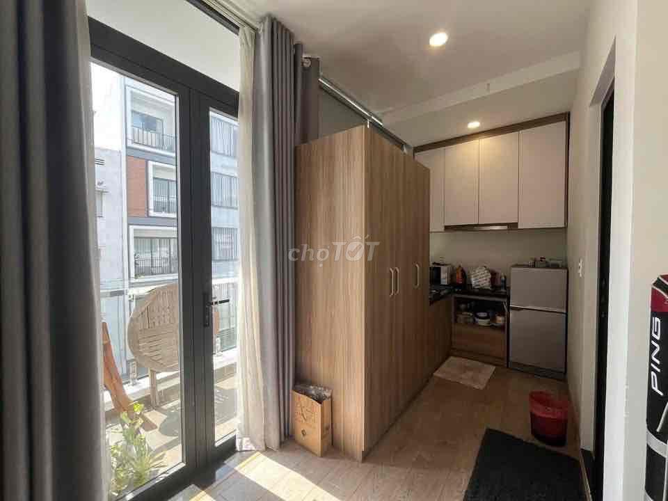 CĂN HỘ STUDIO THOÁNG MÁT TIỆN DI CHUYỂN QUA CÁC QUẬN TRUNG TÂM