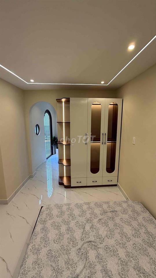cần bán nhà hẻm xe hơi . khu dân trí cao . ngay ngã tư phú nhuận