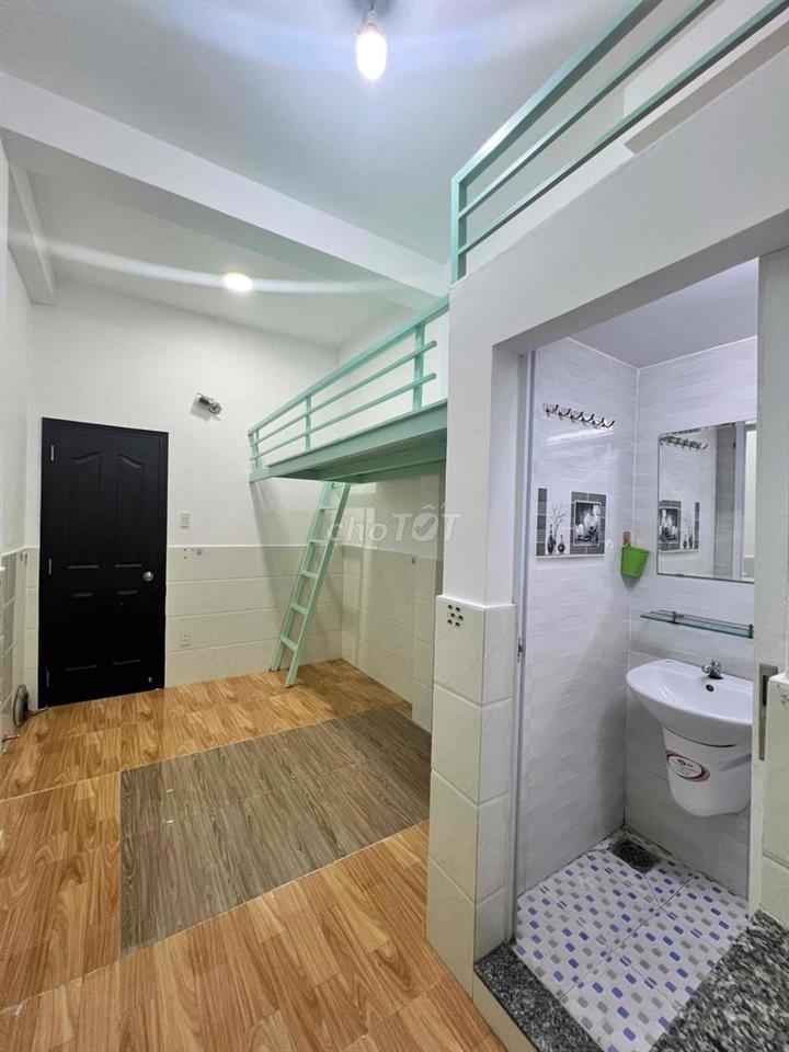 CHO 1 BẠN NỮ THUÊ PHÒNG