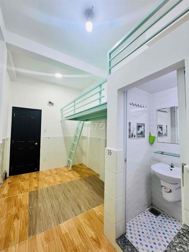 CHO 1 BẠN NỮ THUÊ PHÒNG
