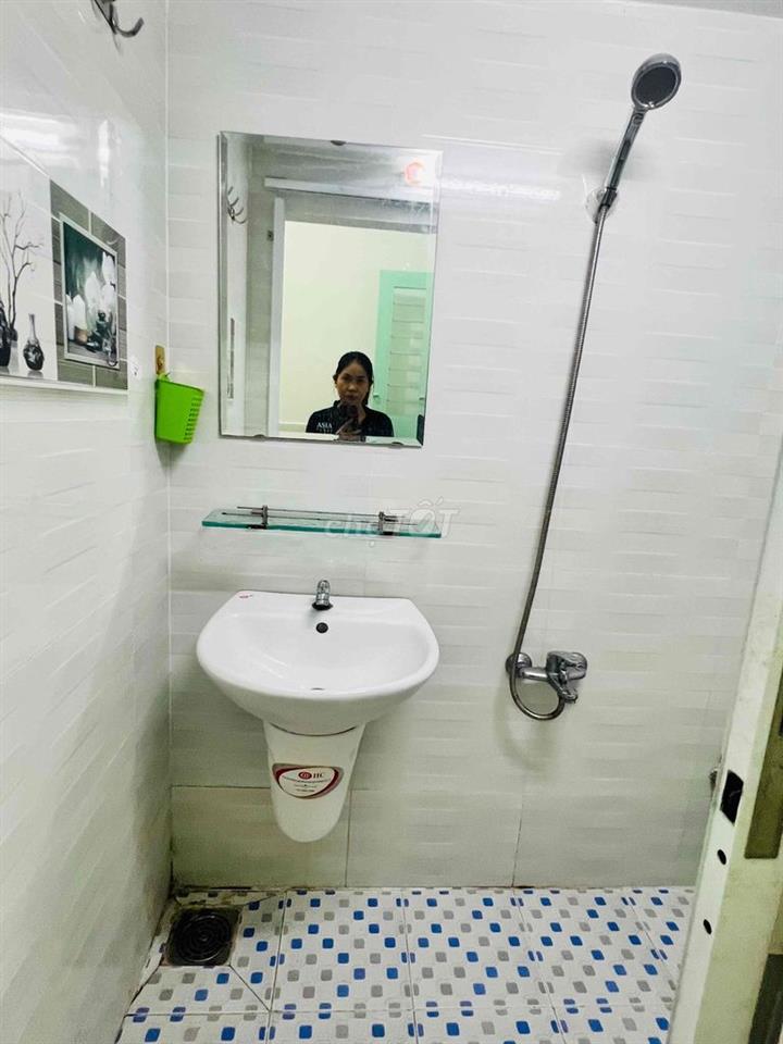 CHO 1 BẠN NỮ THUÊ PHÒNG
