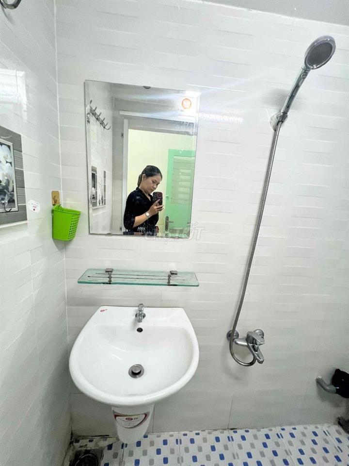 CHO 1 BẠN NỮ THUÊ PHÒNG