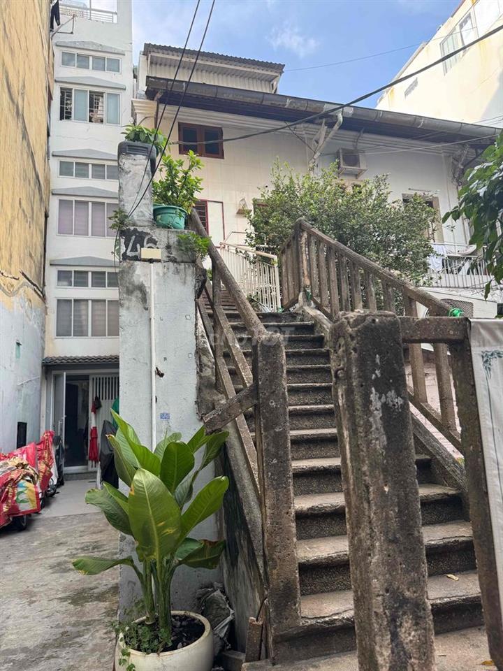 Căn hộ tầng 1 của chung cư 1 trệt 1 lầu, cầu thang riêng